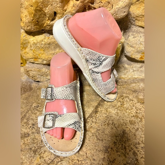 LA PLUME Jen White Snake Print Buckle Strap Slide Slip On Sandals 37 EU or 7 US - Picture 2 of 7